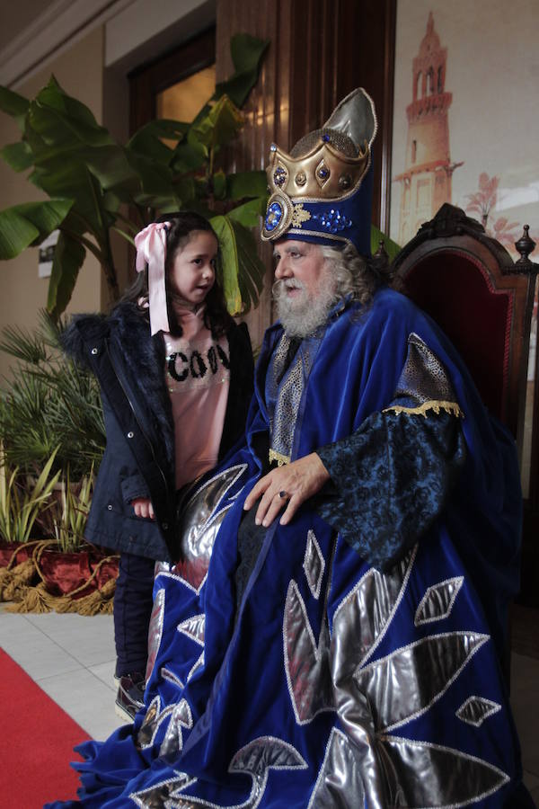 Los Reyes Magos han llegado ya a Oviedo, donde han compartido un brindis con representantes municipales y han recogido los últimos deseos de los más pequeños.