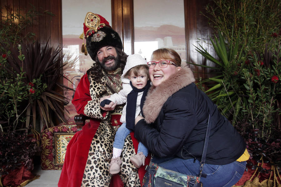 Los Reyes Magos han llegado ya a Oviedo, donde han compartido un brindis con representantes municipales y han recogido los últimos deseos de los más pequeños.
