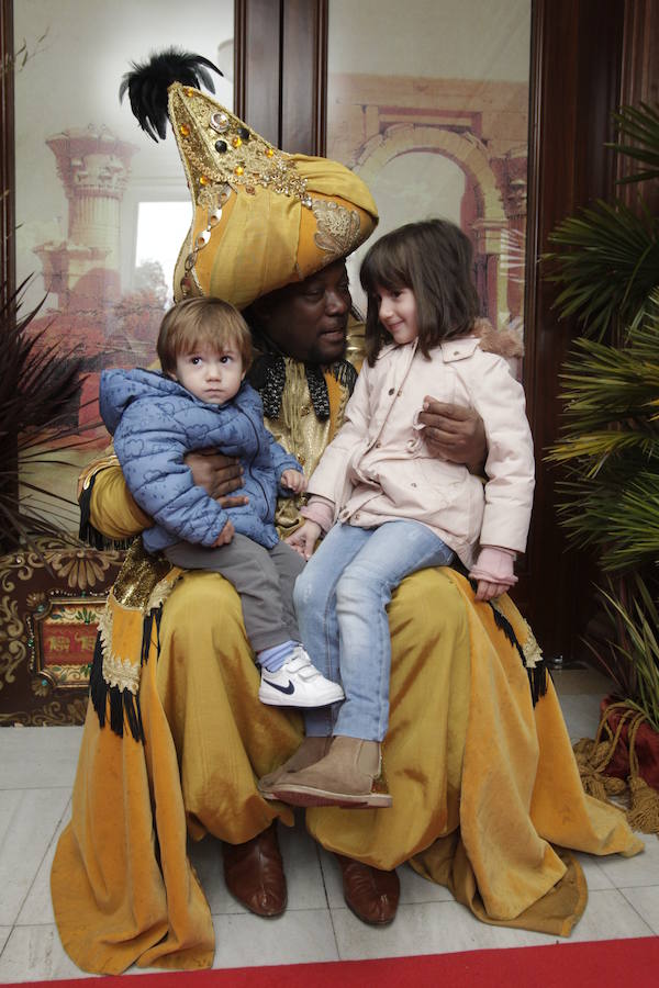 Los Reyes Magos han llegado ya a Oviedo, donde han compartido un brindis con representantes municipales y han recogido los últimos deseos de los más pequeños.