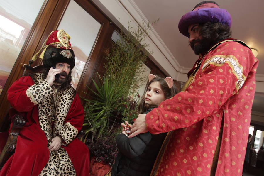 Los Reyes Magos han llegado ya a Oviedo, donde han compartido un brindis con representantes municipales y han recogido los últimos deseos de los más pequeños.