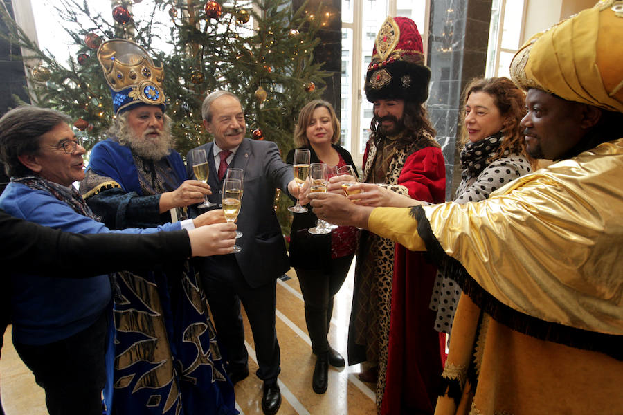 Los Reyes Magos han llegado ya a Oviedo, donde han compartido un brindis con representantes municipales y han recogido los últimos deseos de los más pequeños.