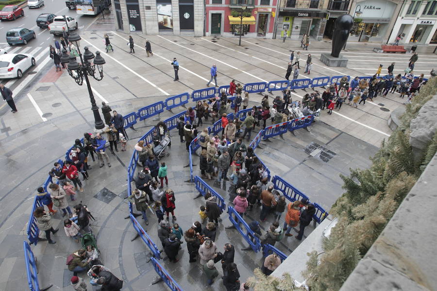 Los Reyes Magos han llegado ya a Oviedo, donde han compartido un brindis con representantes municipales y han recogido los últimos deseos de los más pequeños.