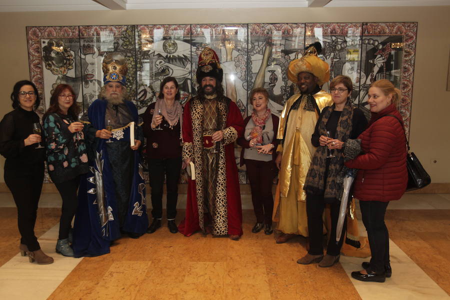Los Reyes Magos han llegado ya a Oviedo, donde han compartido un brindis con representantes municipales y han recogido los últimos deseos de los más pequeños.