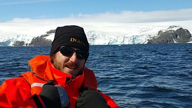 Juan Höfer, doctor por la Universidad de Oviedo, en la expedición antártica del pasado año.