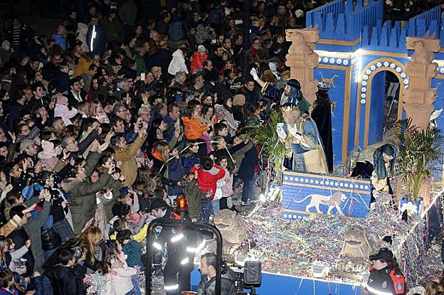 El rey Gaspar saluda a los cientos de gijoneses que se agolparon en las calles para disfrutar de la cabalgata. 