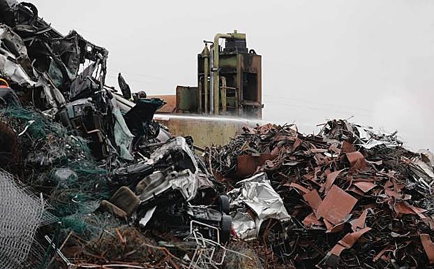 Imagen. Los efectos del incendio en un desguace de Gijón.