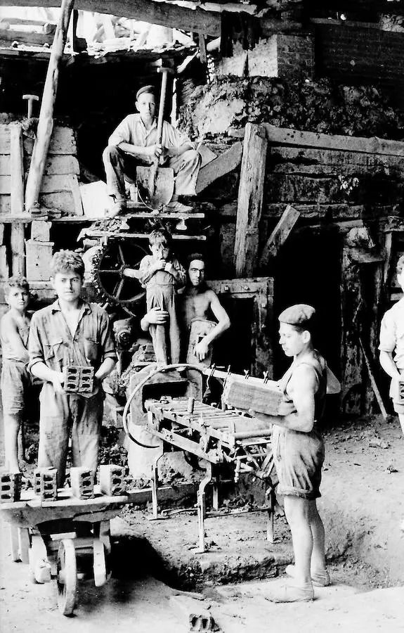 Niños trabajando en una tejera de El Entrego para fabricar ladrillos y tejas de la barriada de El Coto, en los años 40.