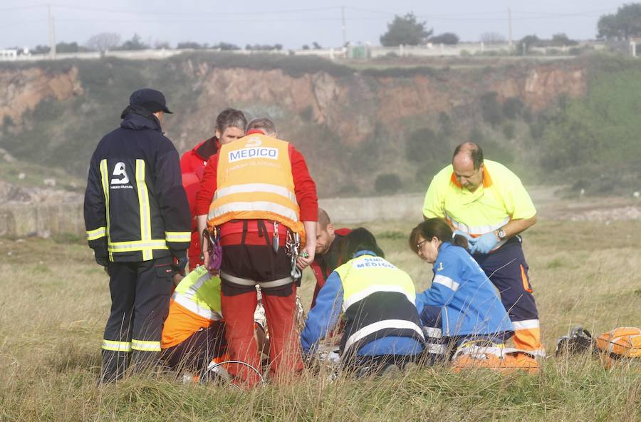 Al parecer, la mujer cayó al mar junto con un compañero al ser arrastrados por una ola en la desembocadura de la ría de Avilés mientras corrían