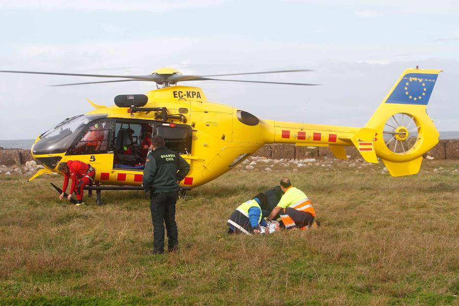 Al parecer, la mujer cayó al mar junto con un compañero al ser arrastrados por una ola en la desembocadura de la ría de Avilés mientras corrían