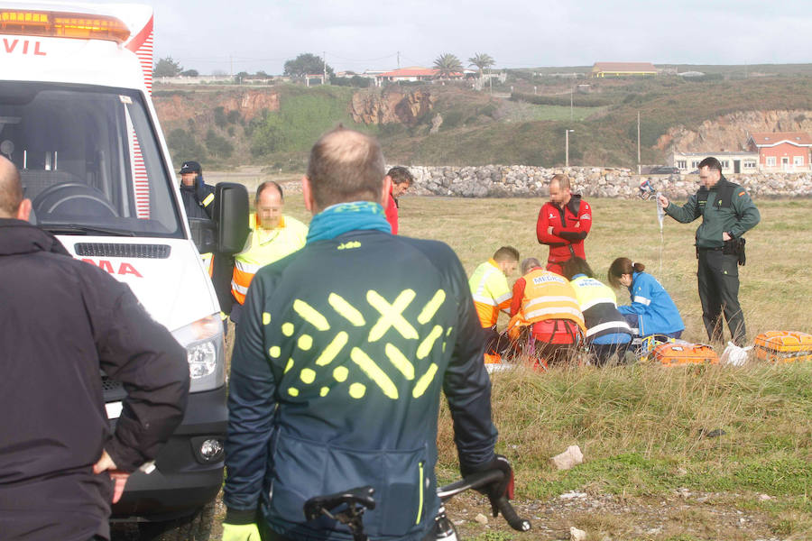 Al parecer, la mujer cayó al mar junto con un compañero al ser arrastrados por una ola en la desembocadura de la ría de Avilés mientras corrían