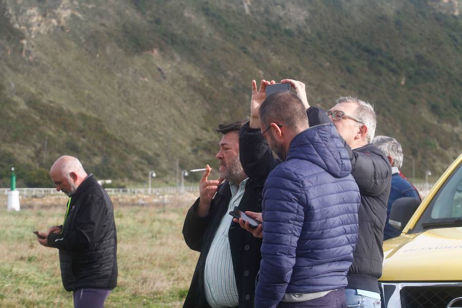 Al parecer, la mujer cayó al mar junto con un compañero al ser arrastrados por una ola en la desembocadura de la ría de Avilés mientras corrían