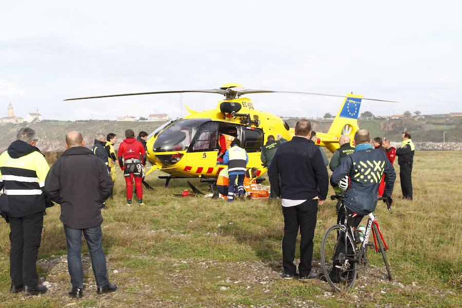 Al parecer, la mujer cayó al mar junto con un compañero al ser arrastrados por una ola en la desembocadura de la ría de Avilés mientras corrían