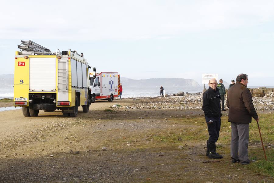 Al parecer, la mujer cayó al mar junto con un compañero al ser arrastrados por una ola en la desembocadura de la ría de Avilés mientras corrían
