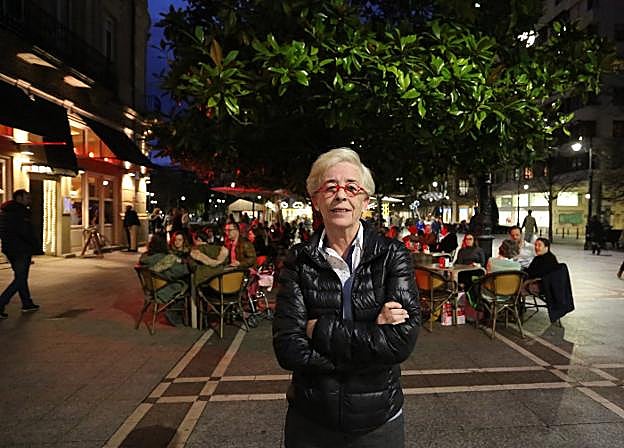 Teresa Vigón, en el paseo de Begoña, en Gijón, poco antes de iniciar la entrevista. 