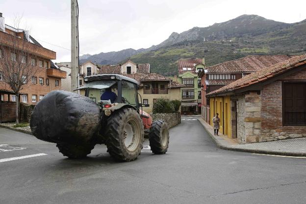 Un tractor se dispone a entrar en la calleja del Sordo, en Panes. 