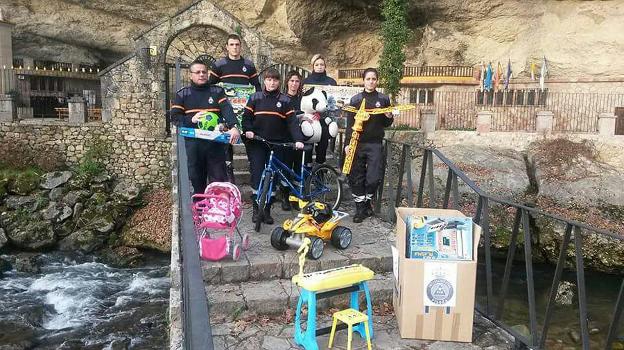 Voluntarios de Protección Civil, con algunos de los juguetes. 