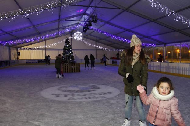 La pista de patinaje sobre hielo está instalada en la pista de La Exposición. 