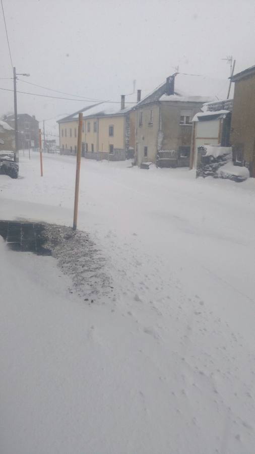 El descenso de las temperaturas unido a las precipitaciones registradas en las últimas horas dejan un manto blanco en las zonas altas del Principado