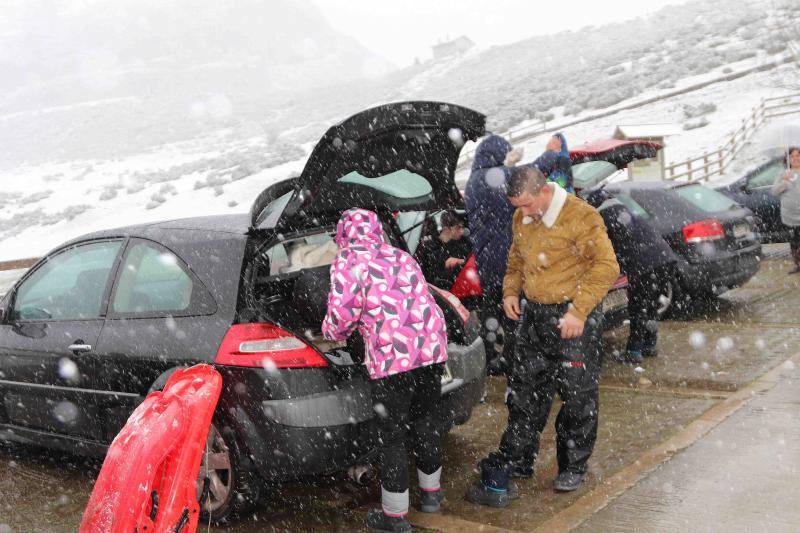 El descenso de las temperaturas unido a las precipitaciones registradas en las últimas horas dejan un manto blanco en las zonas altas del Principado