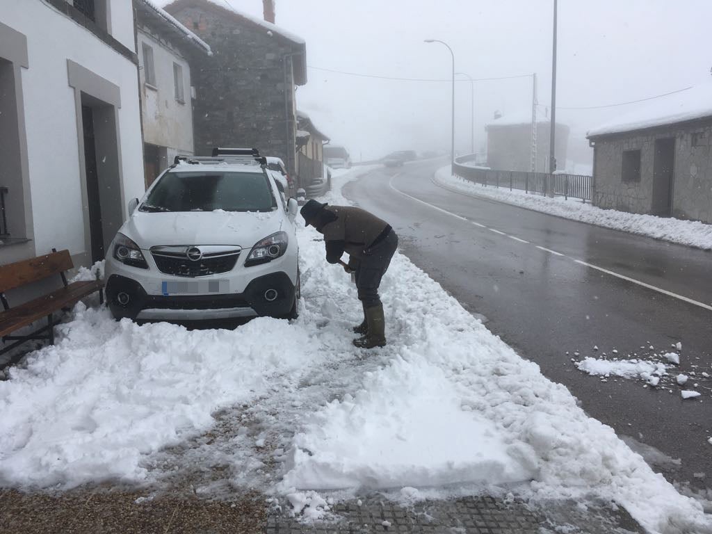 El descenso de las temperaturas unido a las precipitaciones registradas en las últimas horas dejan un manto blanco en las zonas altas del Principado