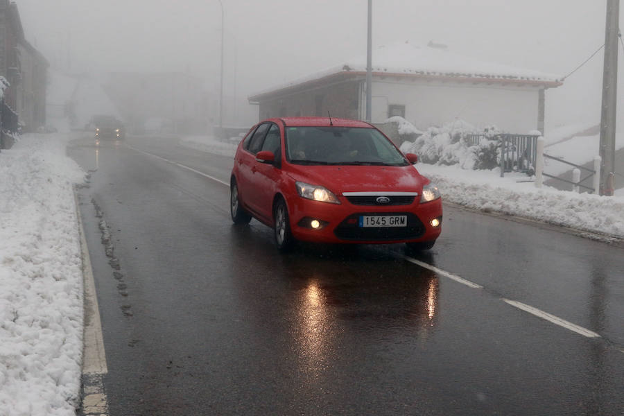 El descenso de las temperaturas unido a las precipitaciones registradas en las últimas horas dejan un manto blanco en las zonas altas del Principado