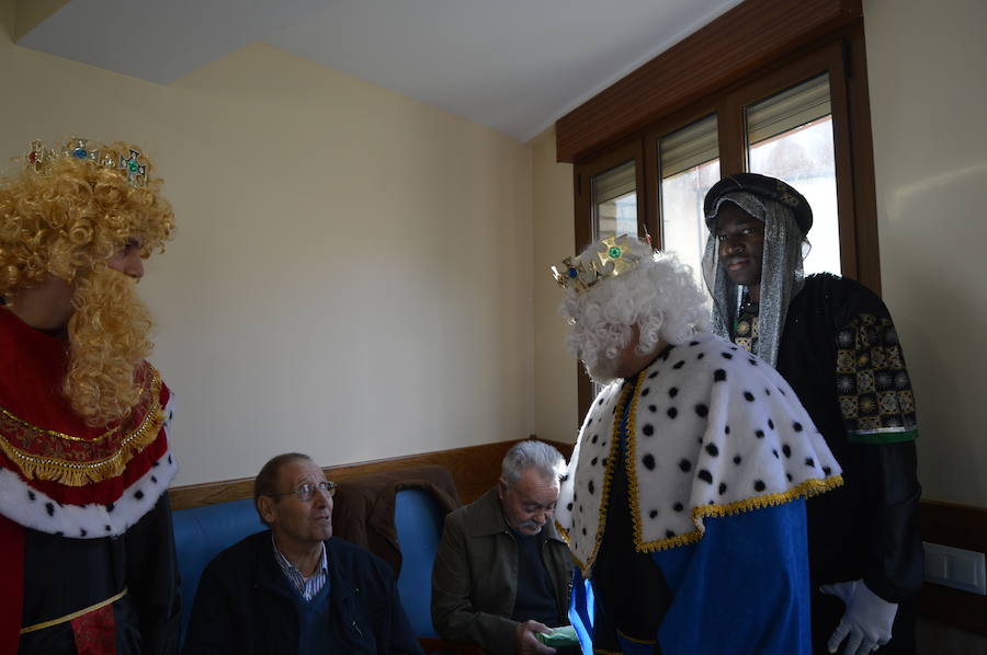 La parada más solidaria de los Reyes Magos en Cangas del Narcea