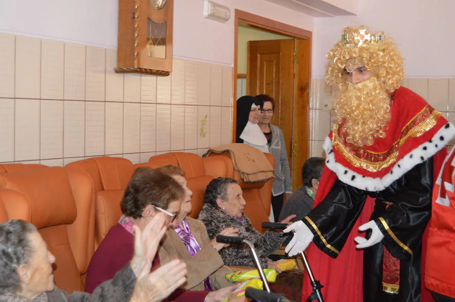 La parada más solidaria de los Reyes Magos en Cangas del Narcea