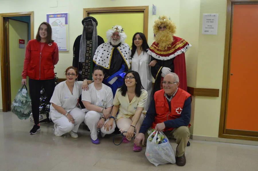 La parada más solidaria de los Reyes Magos en Cangas del Narcea