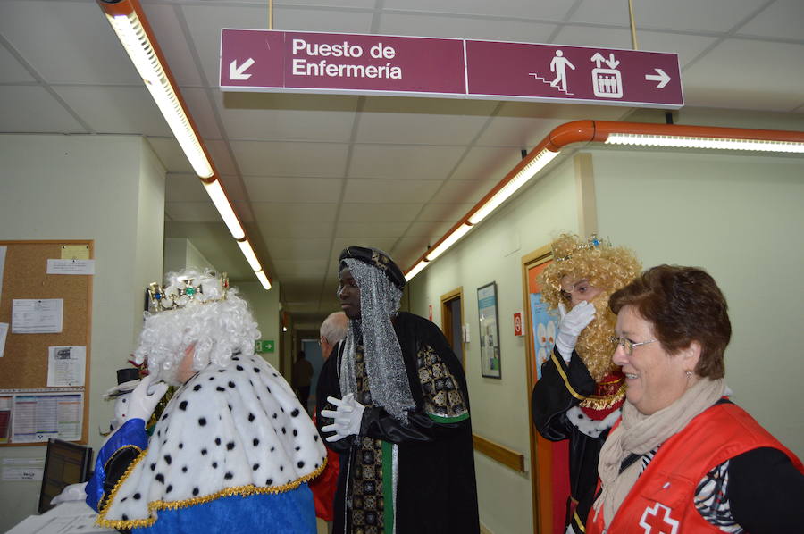 La parada más solidaria de los Reyes Magos en Cangas del Narcea