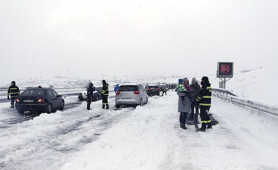 Las intensas nevadas han obligado a movilizar al Ejército, que trabaja "a destajo" para liberar a las personas inmovilizadas por la nieve en la autovía, que sigue "prácticamente intransitable"