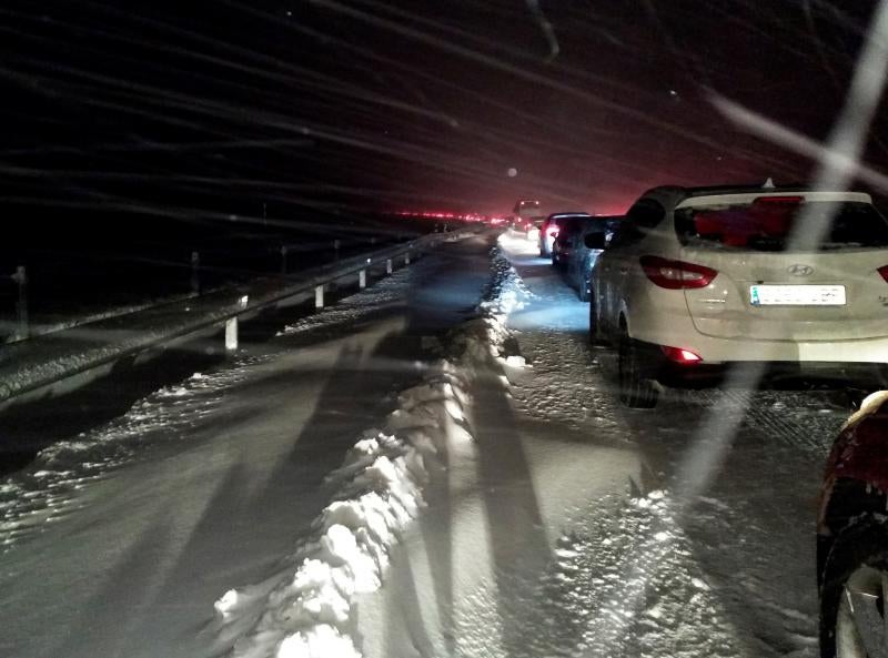 Las intensas nevadas han obligado a movilizar al Ejército, que trabaja "a destajo" para liberar a las personas inmovilizadas por la nieve en la autovía, que sigue "prácticamente intransitable"