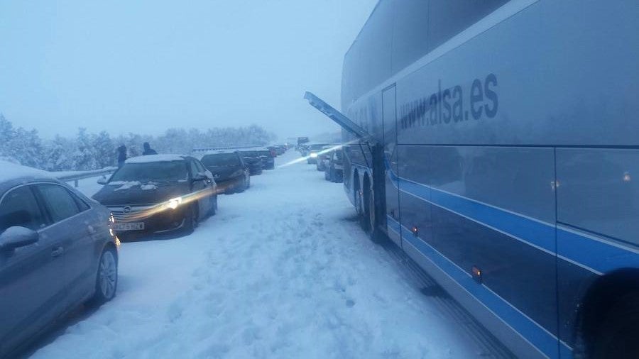 Las intensas nevadas han obligado a movilizar al Ejército, que trabaja "a destajo" para liberar a las personas inmovilizadas por la nieve en la autovía, que sigue "prácticamente intransitable"