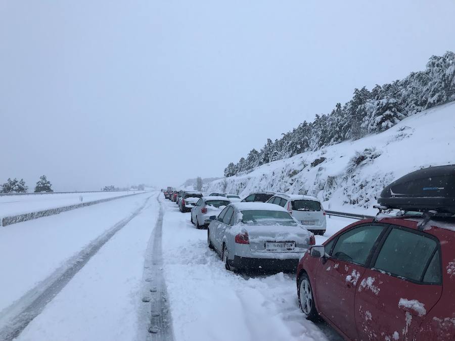 Las intensas nevadas han obligado a movilizar al Ejército, que trabaja "a destajo" para liberar a las personas inmovilizadas por la nieve en la autovía, que sigue "prácticamente intransitable"