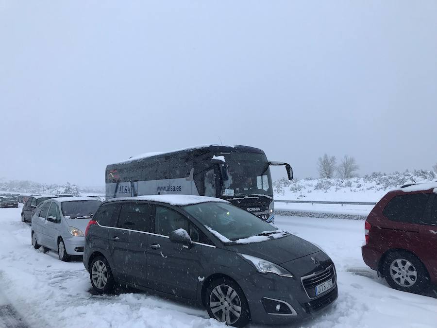 Las intensas nevadas han obligado a movilizar al Ejército, que trabaja "a destajo" para liberar a las personas inmovilizadas por la nieve en la autovía, que sigue "prácticamente intransitable"