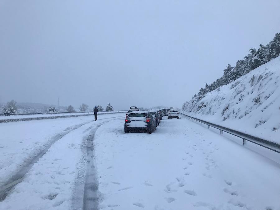 Las intensas nevadas han obligado a movilizar al Ejército, que trabaja "a destajo" para liberar a las personas inmovilizadas por la nieve en la autovía, que sigue "prácticamente intransitable"