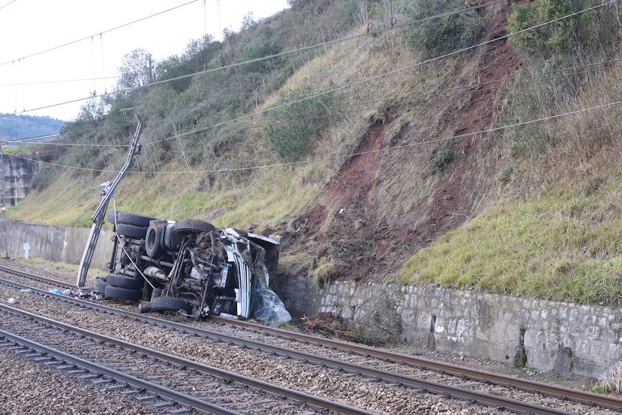 Un camión de basura vuelca a las vías del tren en Llanera