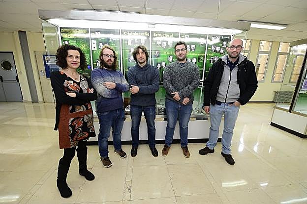 Los miembros del proyecto, Montserrat Jiménez, Daniel Ballesteros, Diego Álvarez, Adrián Álvarez y Pablo Valenzuela en la facultad de Geología de la Universidad de Oviedo. 