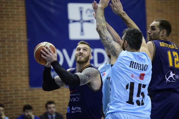 Maynard intenta ganar la posición ante la presión de dos jugadores del Breogán, con Arteaga a la expectativa. 