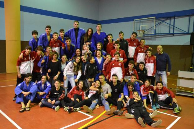 Foto de familia de los judocas del Judo Avilés. 