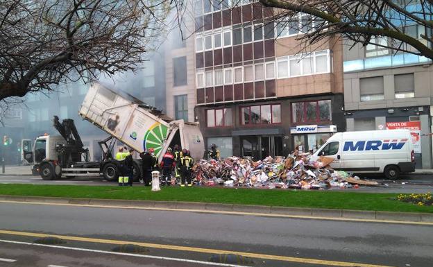 Se incendia un camión de reciclaje de cartón y obliga a cortar el tráfico en el Muro