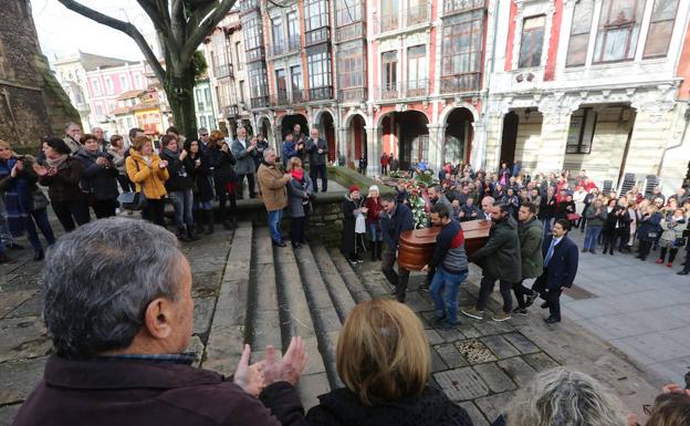 Emotiva y multitudinaria despedida a Élida Fernández en Avilés