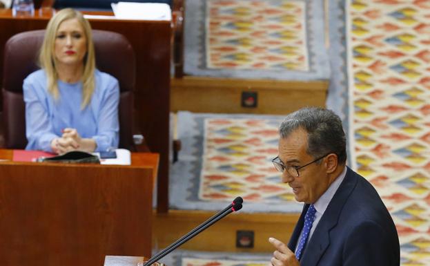 Enrique Ossorio, portavoz del PP en la Asamblea de Madrid, en primer plano ante Cristina Cifuentes.