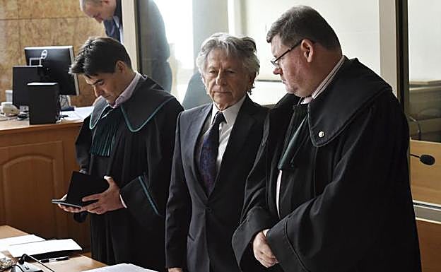 Roman Polanski (centro) conversa con sus abogados, Jerzy Stachowicz (izda) y Jan Olszewski (dcha) en los juzgados de Cracovia (Polonia), el 22 de septiembre de 2015. 