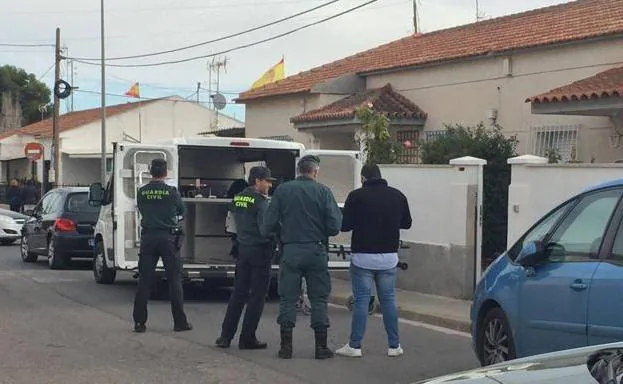 Agentes de la Guardia Civil en la puerta de la vivienda de los fallecidos.