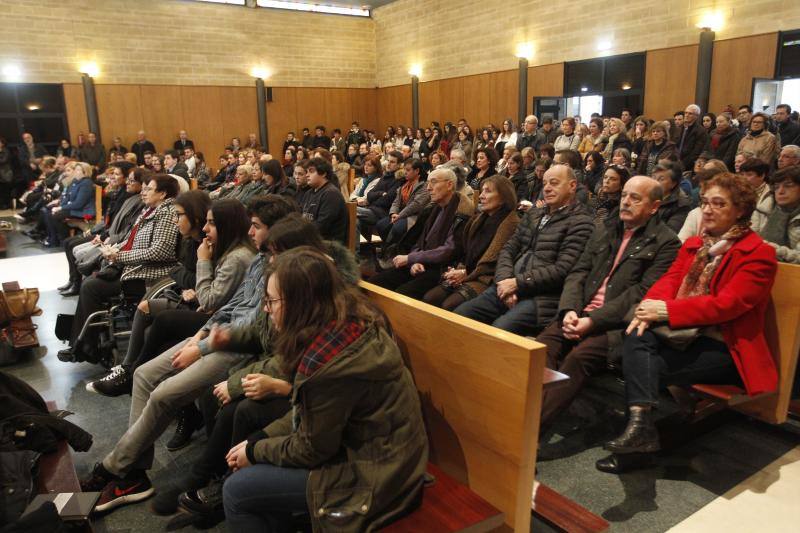 La capilla del tanatorio de Cabueñes se llenó para despedir al docente del instituto Doña Jimena. Tampoco faltaron sus alumnos.