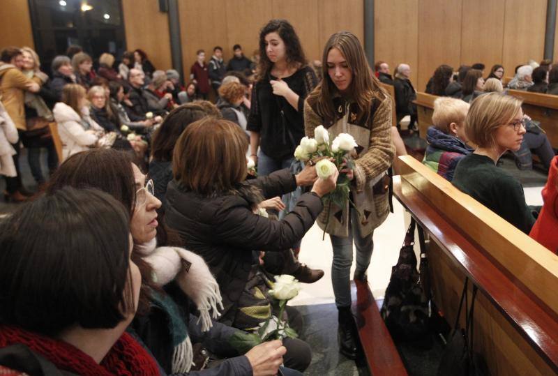 La capilla del tanatorio de Cabueñes se llenó para despedir al docente del instituto Doña Jimena. Tampoco faltaron sus alumnos.