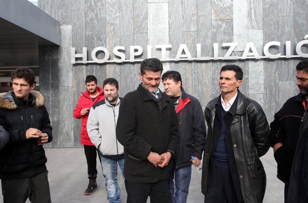 Los familiares de 'El Chino' Montoya, a las puertas del Hospital Universitario Central de Asturias (HUCA). 