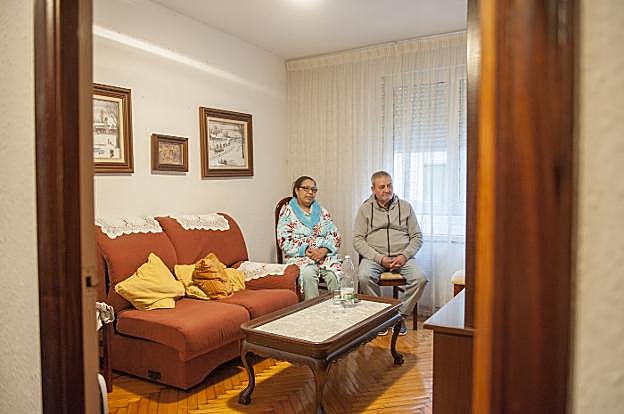 La ovetense Khadija Chamrouk, junto a su marido, Francisco Sánchez, en el piso de Santander. 