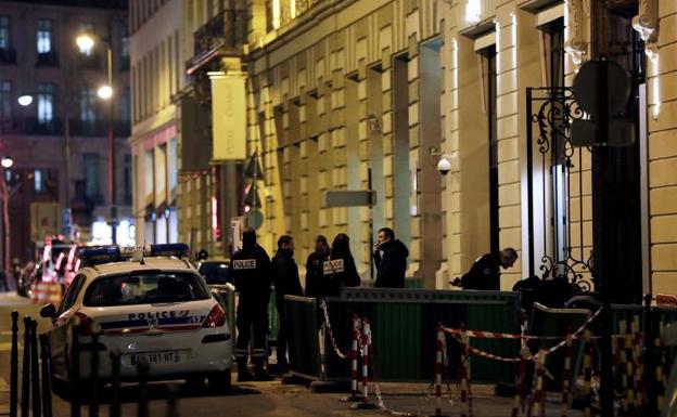 Despliegue policial junto al hotel Ritz de París.