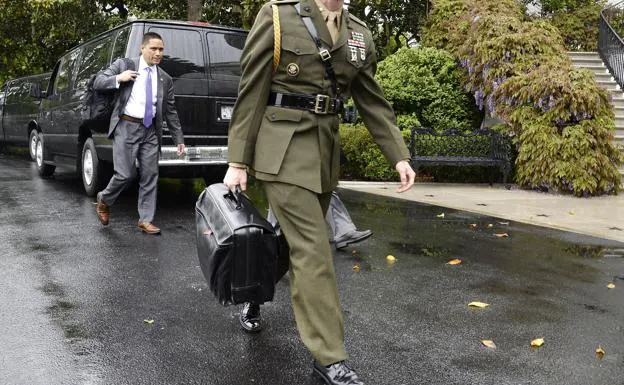 El maletín nuclear. Un militar de EEUU transporta la valija con las claves para un lanzamiento atómico. 